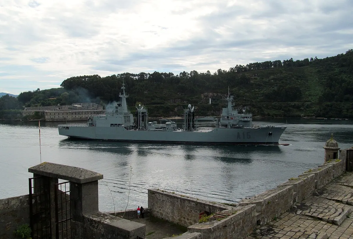 Buque de aprovisionamiento de combate Cantabria (A-15) saliendo de la ría de Ferrol