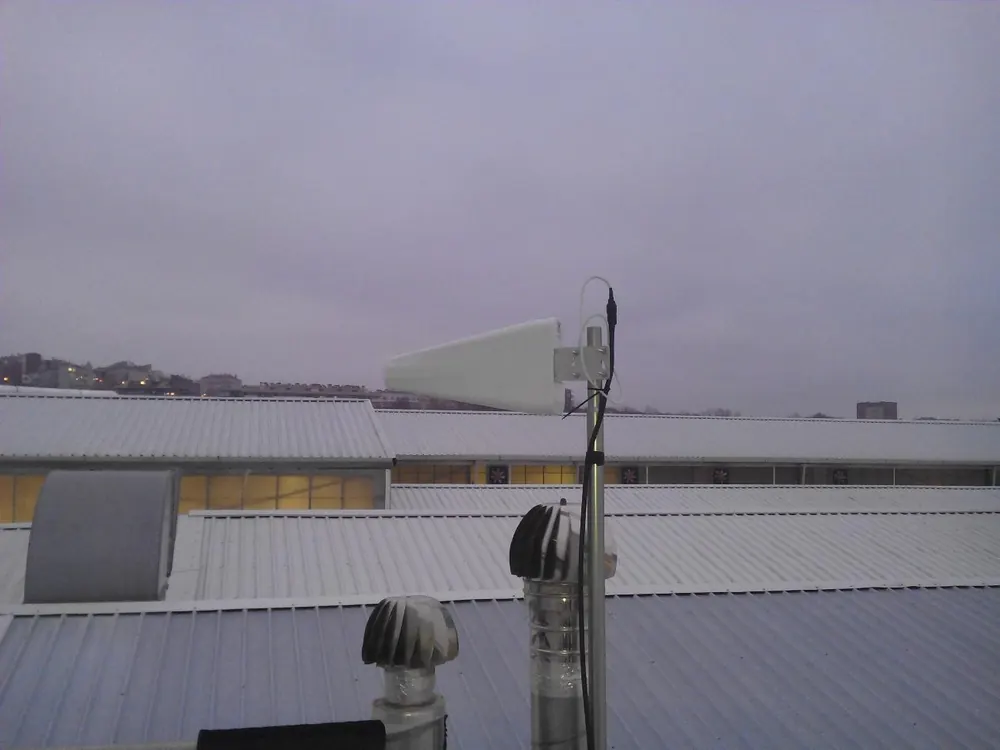Antena exterior en la cubierta de una nave industrial en Manresa